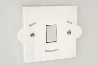 Mr. Switch Lichtschalter Abbildung - Gesicht auf einer Steckdose