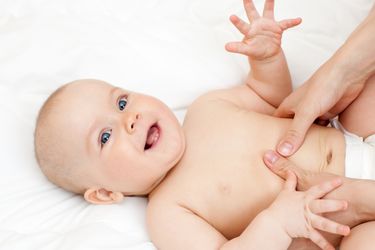 Baby zeigt mit den Fingern der Mutter Zeichen